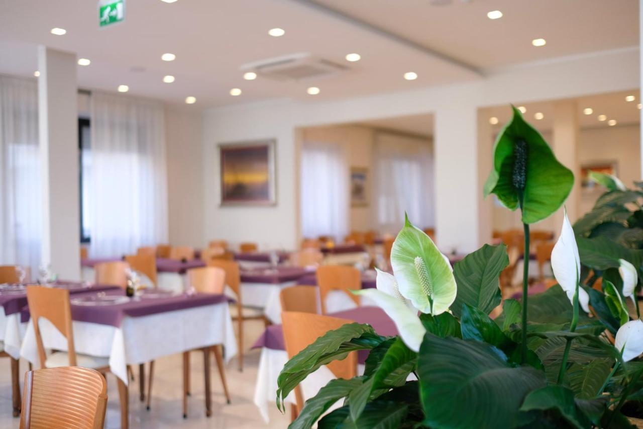 Hotel Astra Riccione Luaran gambar